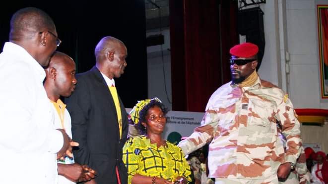 Mamadi Doumbouya félicitant des enseignants guinéens