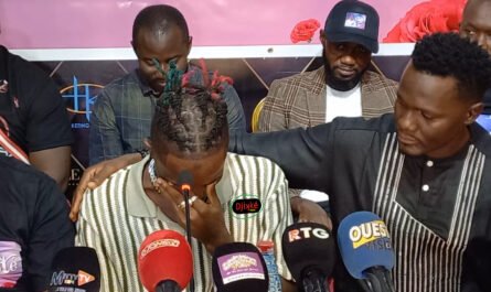 Petit Ousté en larme devant la presse guinéenne