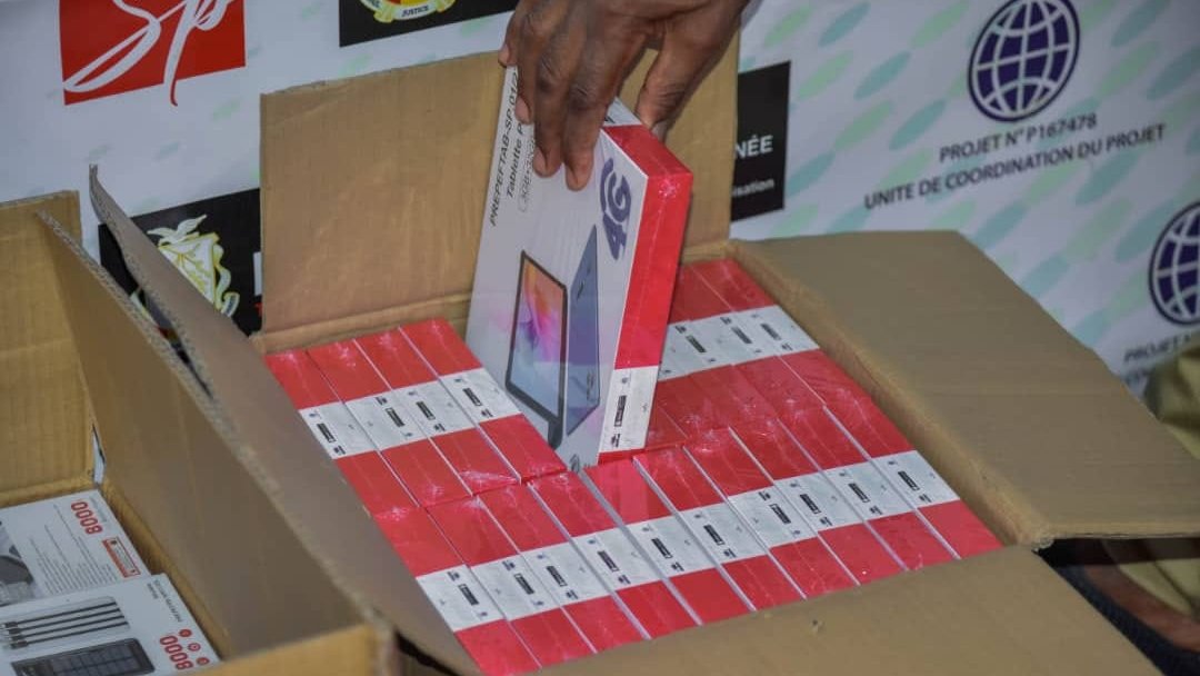 Remise officielle de 19 000 tablettes pour l'apprentissage dans les écoles guinéennes