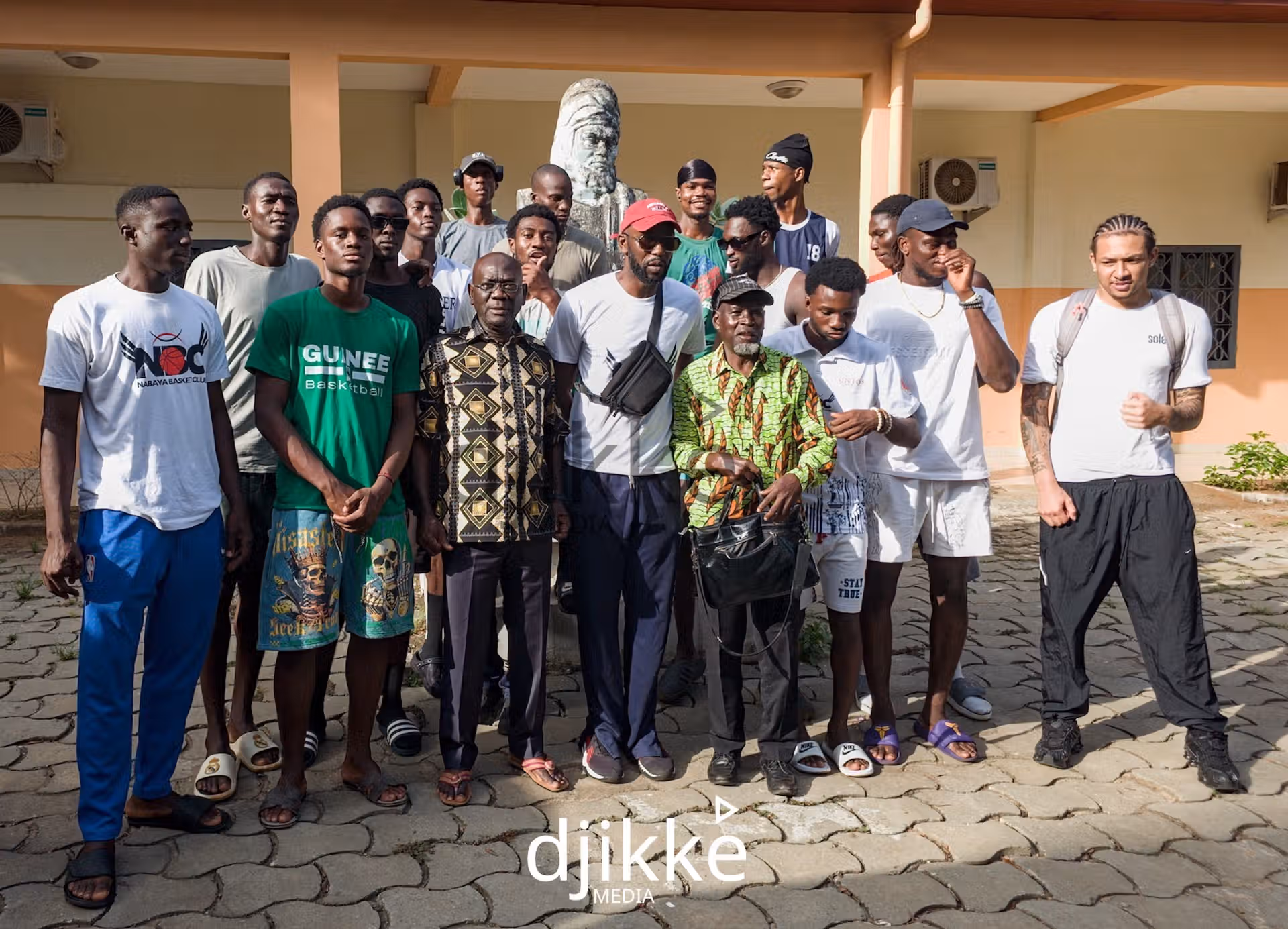 Avant les qualifications de la BAL, les champions de Guinée de Nabaya Sofa découvrent au Musée national l’histoire de Samory Touré pour renforcer leur cohésion.